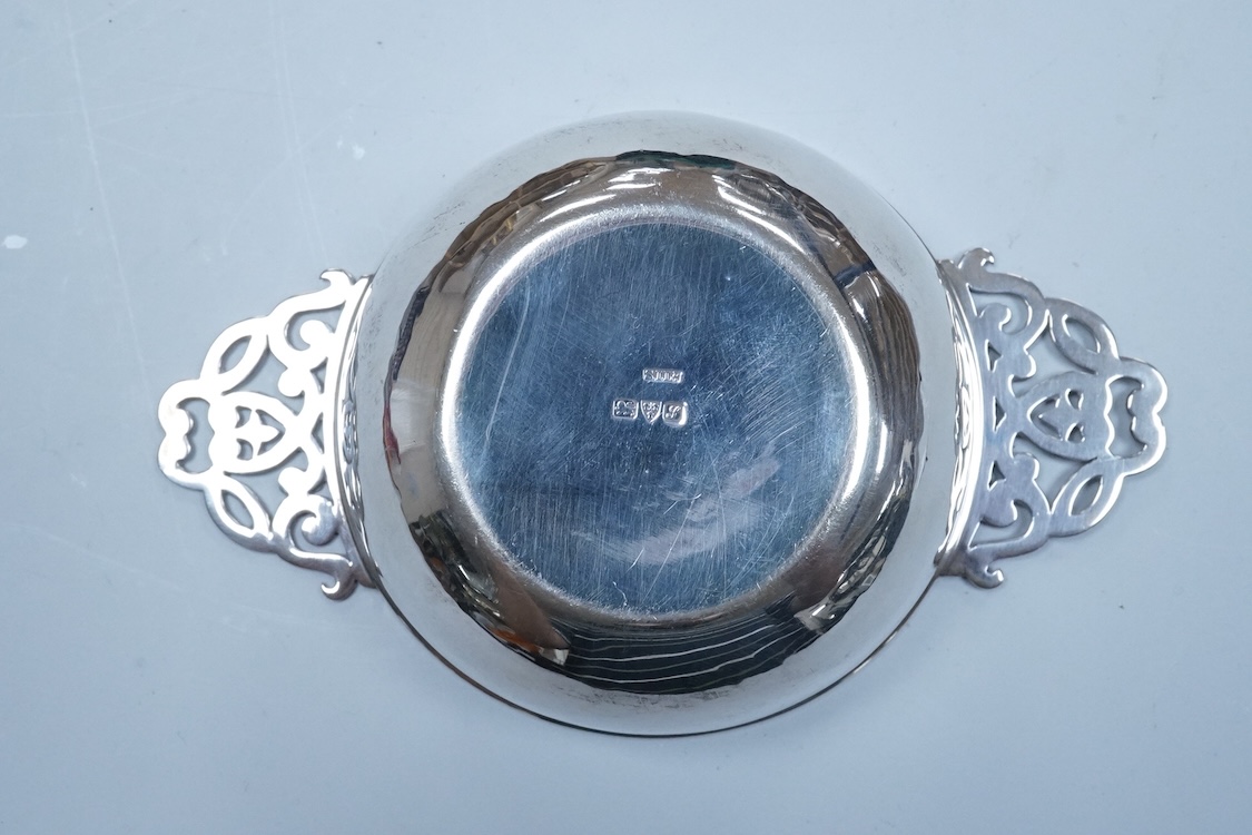 An Edwardian silver quaich, by Stokes & Ireland, Chester, 1909, 15.7cm over handles, 3.1oz.